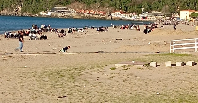 Sıcaklığın 28 dereceye çıktığı Bartın da plaj ve parklar doldu Bartın Haberleri