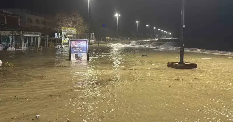 Balıkesir i lodos vurdu: Deniz ve kara adeta birleşti Balıkesir Haberleri