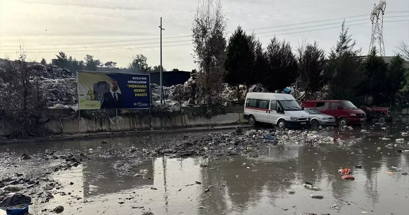 İzmir de Yağmur Çöpleri Yola Dağıttı