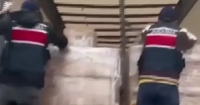 Jandarmadan kaçakçılara geçit yok: 3 bin litre sahte alkole el konuldu VİDEO İZLE