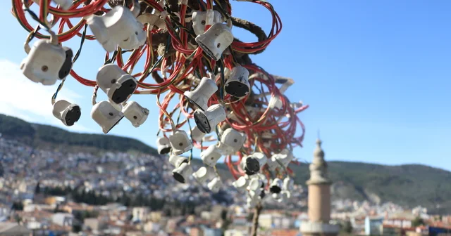 Bursa daki tarihi Ulu Cami ye Kul hakkından sakın yazılı mahya asılıyor Bursa Haberleri