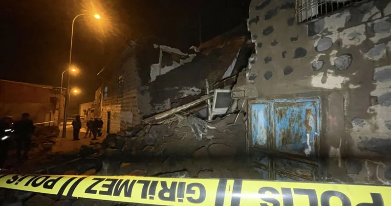 Şanlıurfa da çöken boş evin yanındaki 3 ev tedbiren tahliye edildi