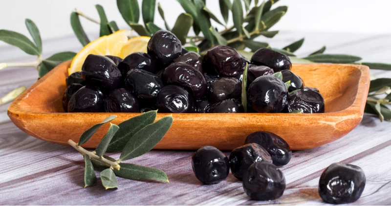 Mide için risk taşıyor olabilir mi? Uzmanlar uyardı! Yanlışlıkla yutulan zeytin çekirdeği zararlı mı?