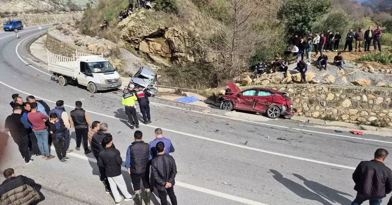 Virajı alamayan kamyon 2 otomobili biçti: 1 ölü, 3 yaralı