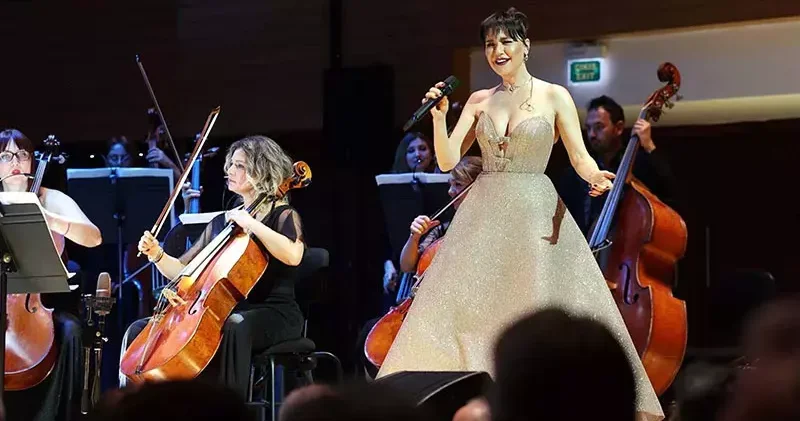 Şevval Sam hem söyledi hem yönetti