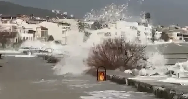 Çanakkale’de fırtına hayatı olumsuz etkiledi: Tekneler dalgaların etkisiyle parçalandı VİDEO İZLE