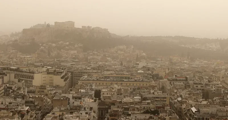 Atina yı sarıya bürüdü, İstanbul a geliyor: Bugün ve yarın etkili olacak: Meteoroloji uyardı