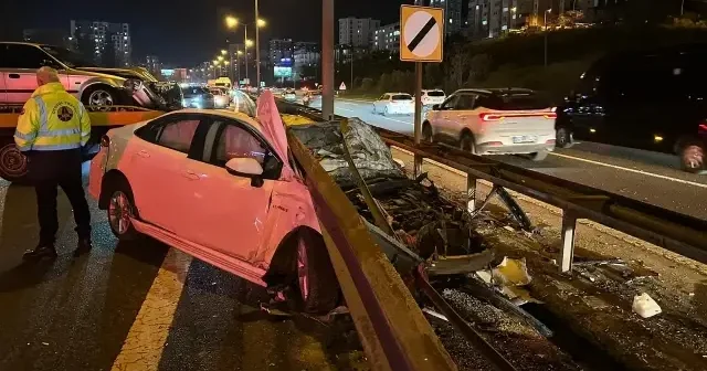 Ataşehir de makas atan otomobil refüje girdi VİDEO İZLE