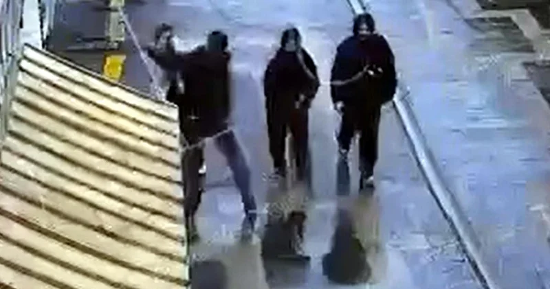 Dehşet dolu görüntü! Yolda yürüyen kız çocuğunu bıçakladı! Son dakika haberleri