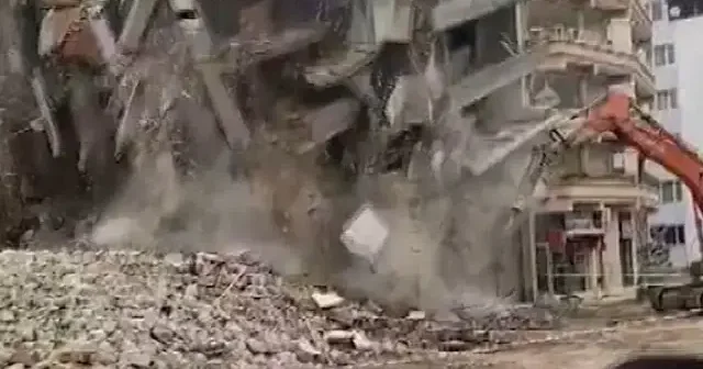 Hatay da hasarlı 5 katlı bina iş makinesinin darbesiyle yerle bir oldu VİDEO İZLE