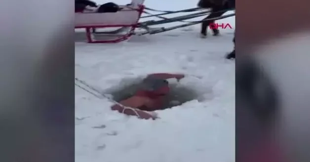 İstanbul dan gelen yüzücüler dondurucu soğukta Çıldır Gölü ne girdi