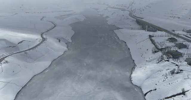 Yüksekova daki Dilimli Baraj Gölü nün yüzeyi kısmen buz tuttu Hakkari Haberleri
