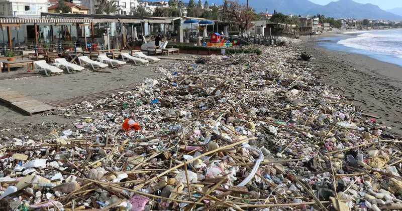 Alanya sahilleri çöple kaplandı