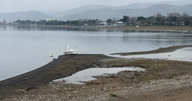 İznik Gölü nde kuraklık alarmı: Yağışlara rağmen çekilme sürüyor Bursa Haberleri