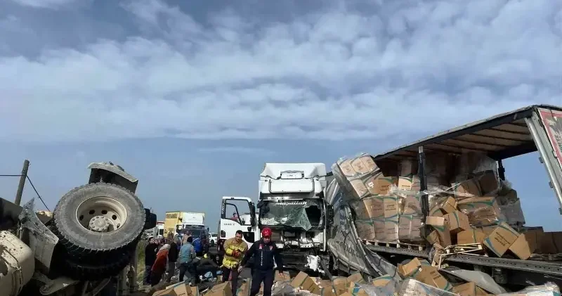 Zincirleme kazada facianın eşiğinden dönüldü: Biri çocuk beş yaralı Manisa Haberleri