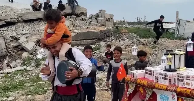 Savaşın gölgesinde Musaharati geleneği: Gazzeli çocuklara fenerli moral VİDEO İZLE