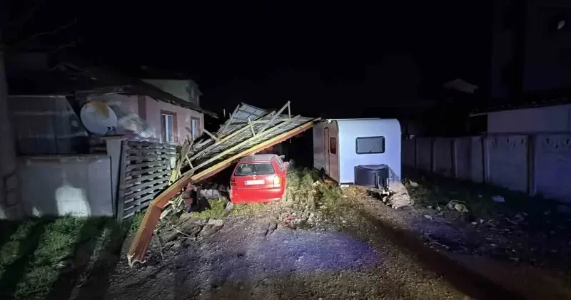 Düzce de çatı uçtu: Ev karavan ve otomobilde hasara yol açtı Gündem Haberleri