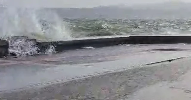 İzmir de fırtınada sahil şeridindeki yollar sular altında kaldı İzmir Haberleri