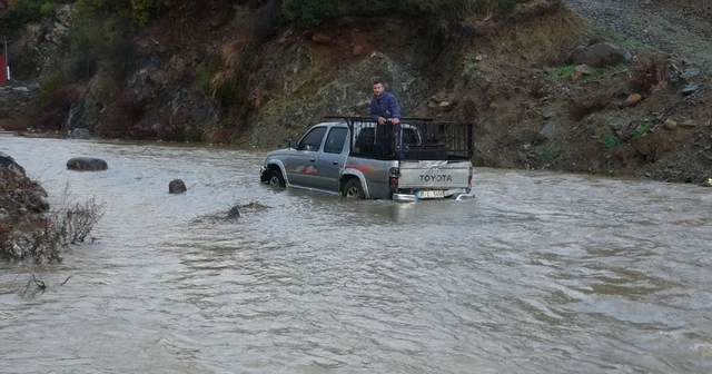 Sele teslim olan yollarda araçlar mahsur kaldı: Yaşanan zor anlar kamerada Hatay Haberleri