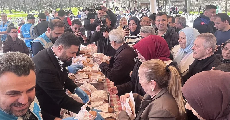 Gören kuyruğa girdi, 5 ton sucuk ekmek saatler içinde tükendi Sözcü Gazetesi