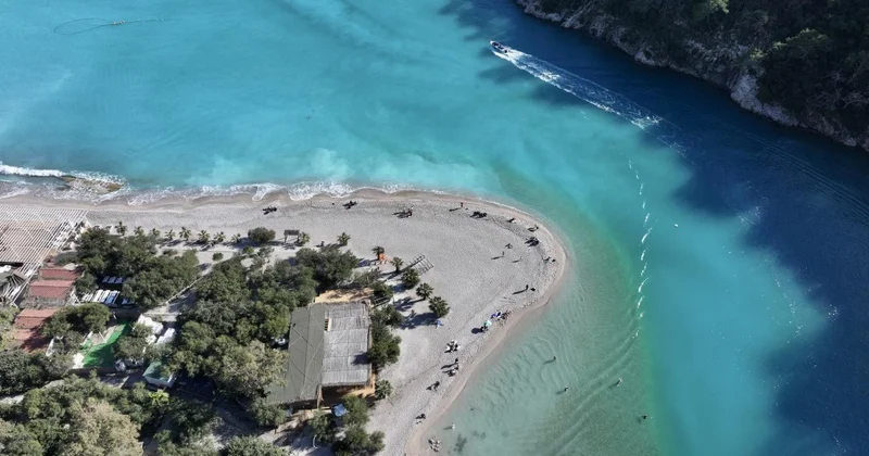 Muğla da Ölüdeniz turkuaz renge büründü