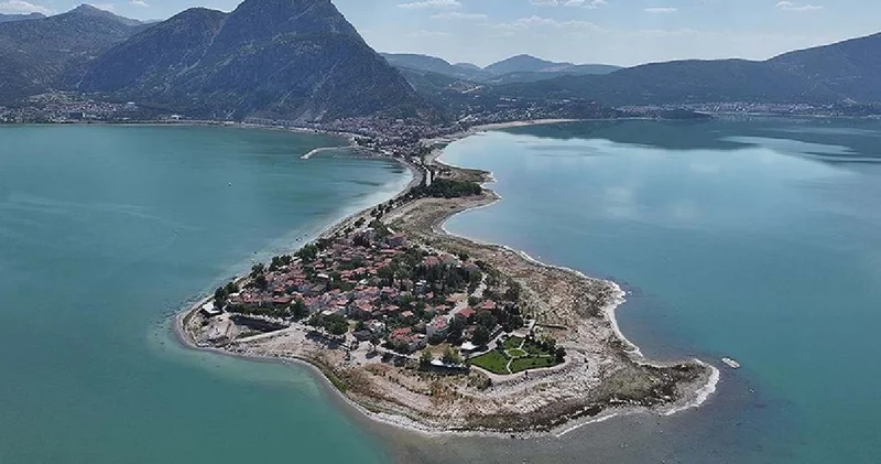 Türkiye nin dördüncü büyük gölü olarak biliniyor: Günün farklı saatlerinde renk değiştiriyor