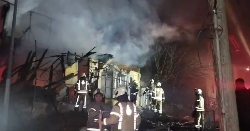 Üsküdar da yangın paniği! Metruk bina alevlere teslim oldu