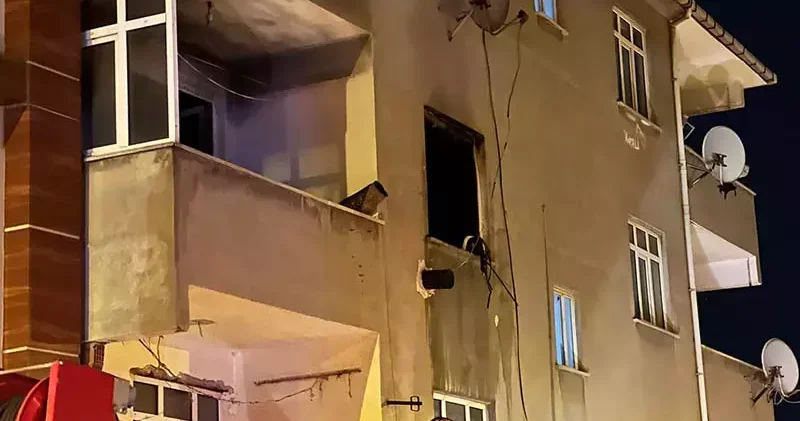 Sancaktepe’de 3 katlı binada yangın: 1 yaralı