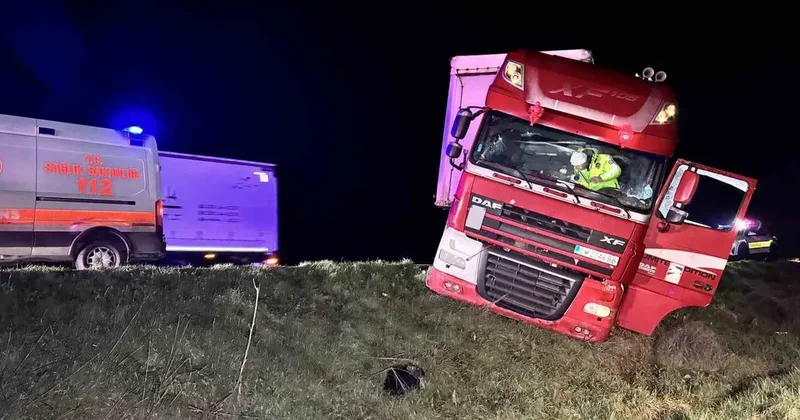 Tır devrilmekten son anda kurtuldu