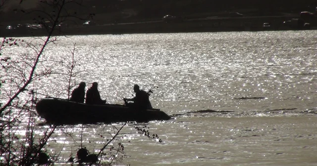 Kayıp genç gölette aranıyor Manisa Haberleri