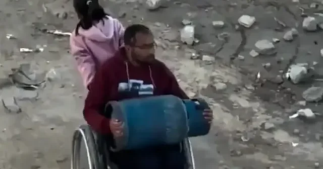 Gazze de yürek yakan görüntü: Minik kız engelli babasının elleri oldu VİDEO İZLE