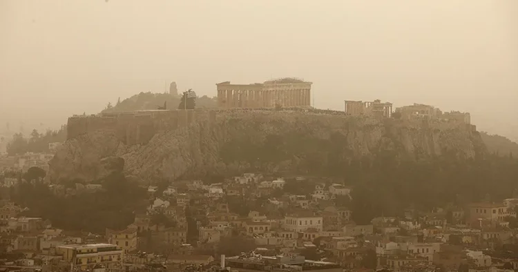 Atina da gökyüzü sarıya büründü