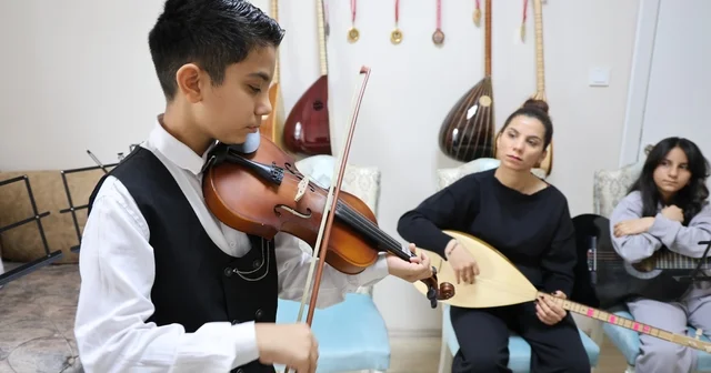 Depremden sonra müziğe sarılan anne çocuklarıyla üç enstrüman çalıyor Elazığ Haberleri
