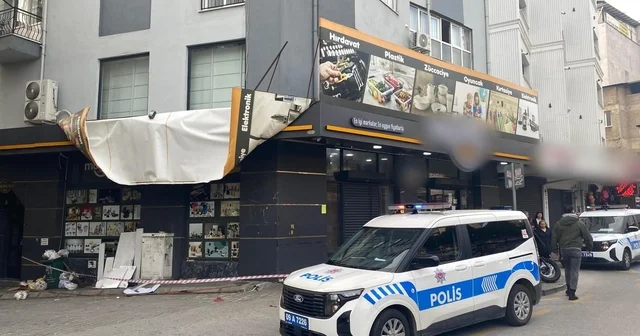 Efeler de şiddetli rüzgar tabelaları kopardı, iş yerlerinde hasar oluştu Aydın Haberleri