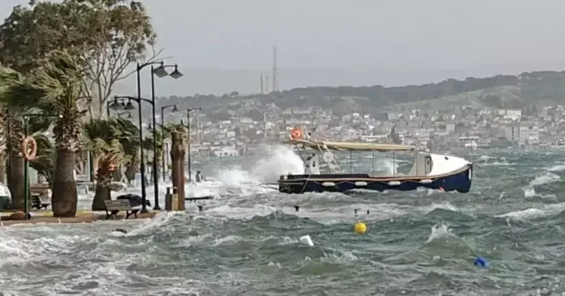 Ayvalık ta fırtına nedeniyle deniz taştı, sokaklar suyla doldu
