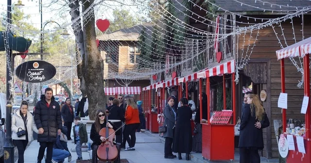 Sevgililer Günü nde Sanat Sokağı renkli görüntülere sahne oldu Bilecik Haberleri