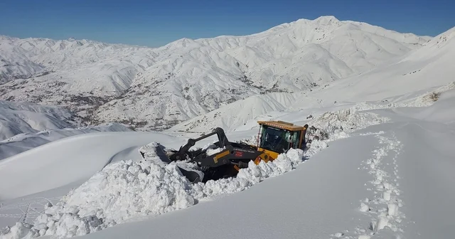 Hakkari de kar kalınlığının 3 metreyi bulduğu üs bölgelerinin yolunda zorlu çalışma Hakkari Haberleri