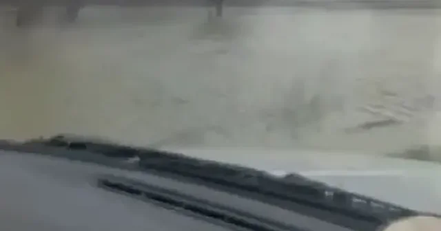 Şiddetli yağış barajı taşırdı: Sel suları yollara indi VİDEO İZLE