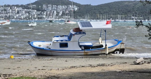 Bodrum da fırtına etkili oldu ağaçlar devrildi, tekne karaya oturdu Muğla Haberleri
