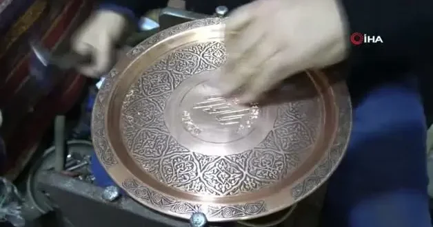 Meslektaş dayı yeğen 44 yıldır birlikte bakır işliyor