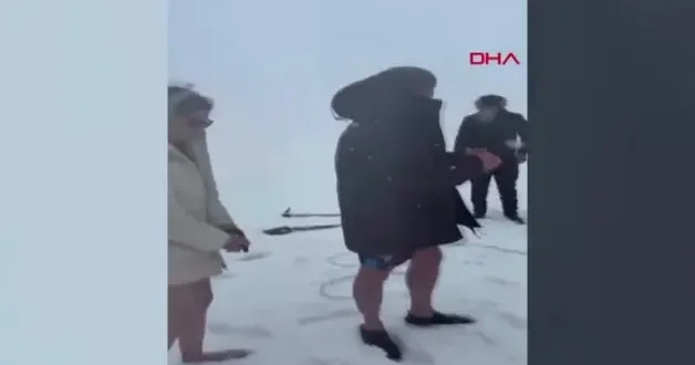 Çıldır Gölü’nün buz gibi suyuna daldılar