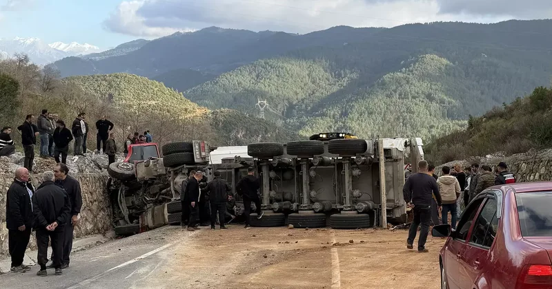 Antalya da iki otomobil ile tırın çarpıştığı feci kaza! 1 kişi hayatını kaybeti, 3 kişi yaralandı