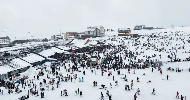 Erciyes te hafta sonu pistler kayakçılarla doldu VİDEO İZLE