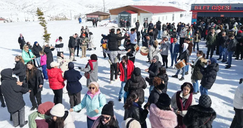 2 bin 552 rakımlı dağa akın ettiler: Pistleri doldurdular