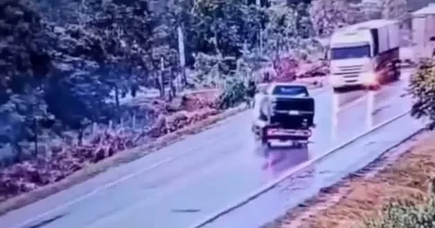 Feci kaza! Kamyon sürücüsü olay yerinde can verdi