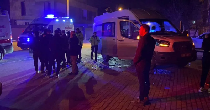 Kontrolsüz kavşakta feci kaza: 9 kişi yaralandı