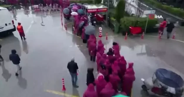 Sakarya’da indirimli açılışa yoğun ilgi: 1 kilometrelik kuyruk oluştu