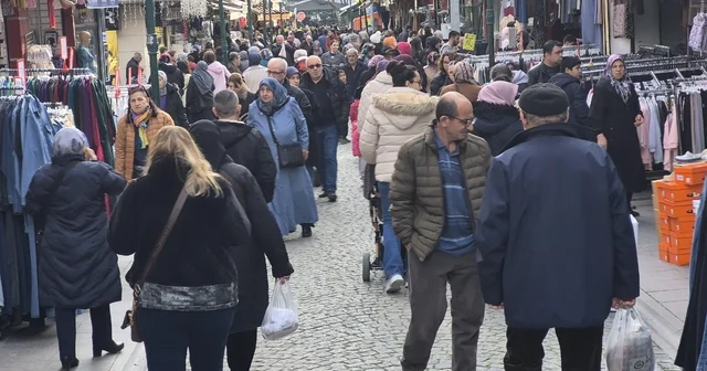 Güneşli havayı fırsat bilen vatandaşlar çarşıya akın etti Eskişehir Haberleri