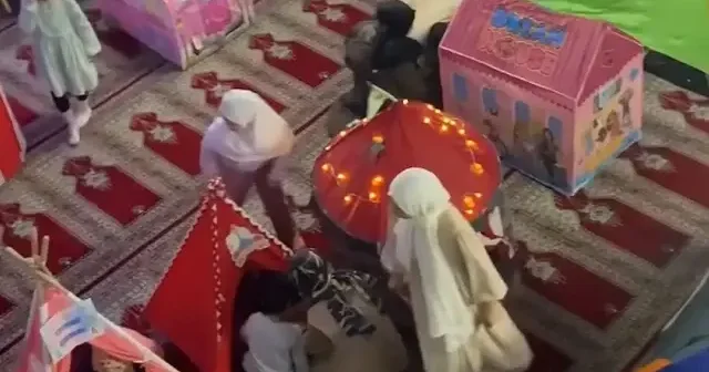 Çocuklu Cami de Ramazan neşesi: Aileleriyle itikafa gelen çocuklar hem eğlendi hem öğrendi VİDEO İZLE