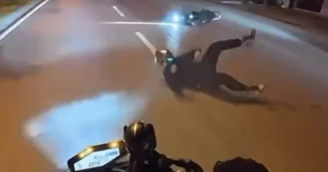 Sürücülerinin tek teker üzerinde kullandığı 2 motosiklet kaza yaptı: 2 yaralı Antalya Haberleri